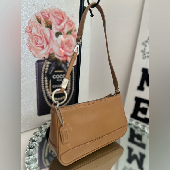 Coach vintage Hampton Demi Tan Leather shoulder bag 9" x 4.75" × 2.5"
6.5" - Picture 1 of 11